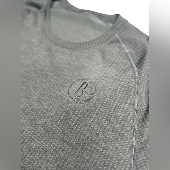 LULULEMON | MEN'S METAL VENT TECH SHORT SLEEVE - GREY in Large - Picture 5 of 8